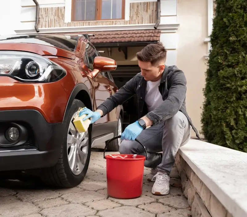 Lavage auto à domicile Verderel-lès-Sauqueuse : professionnel intervenant sur un véhicule
